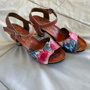 L'Artiste Floral Sandals- like new!
